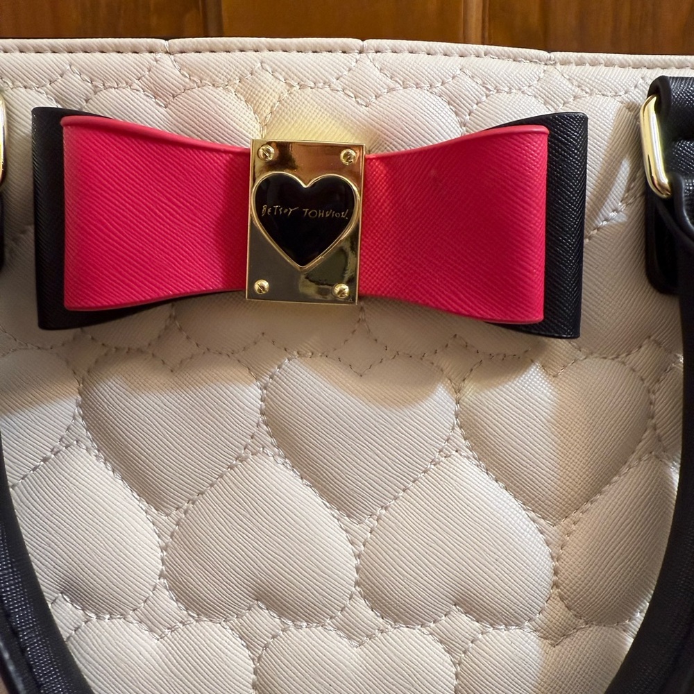 Betsey Johnson | Heart Quilted Shoulder Bag with Red Bow be mine - Picture 12 of 12